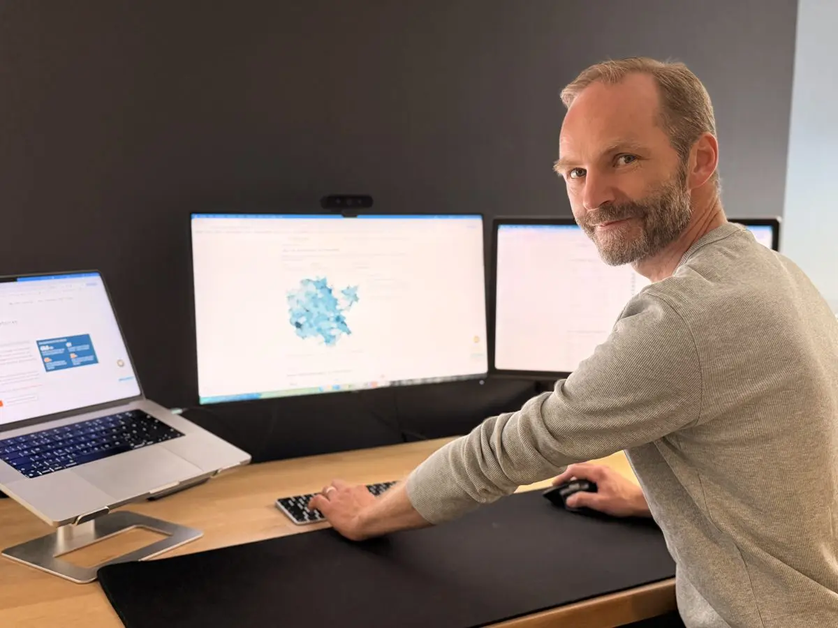 Stephan Zabel an seinem Arbeitsplatz in Nürnberg, auf dem Bildschirm die Karte des Digital-Atlas Mittelfranken